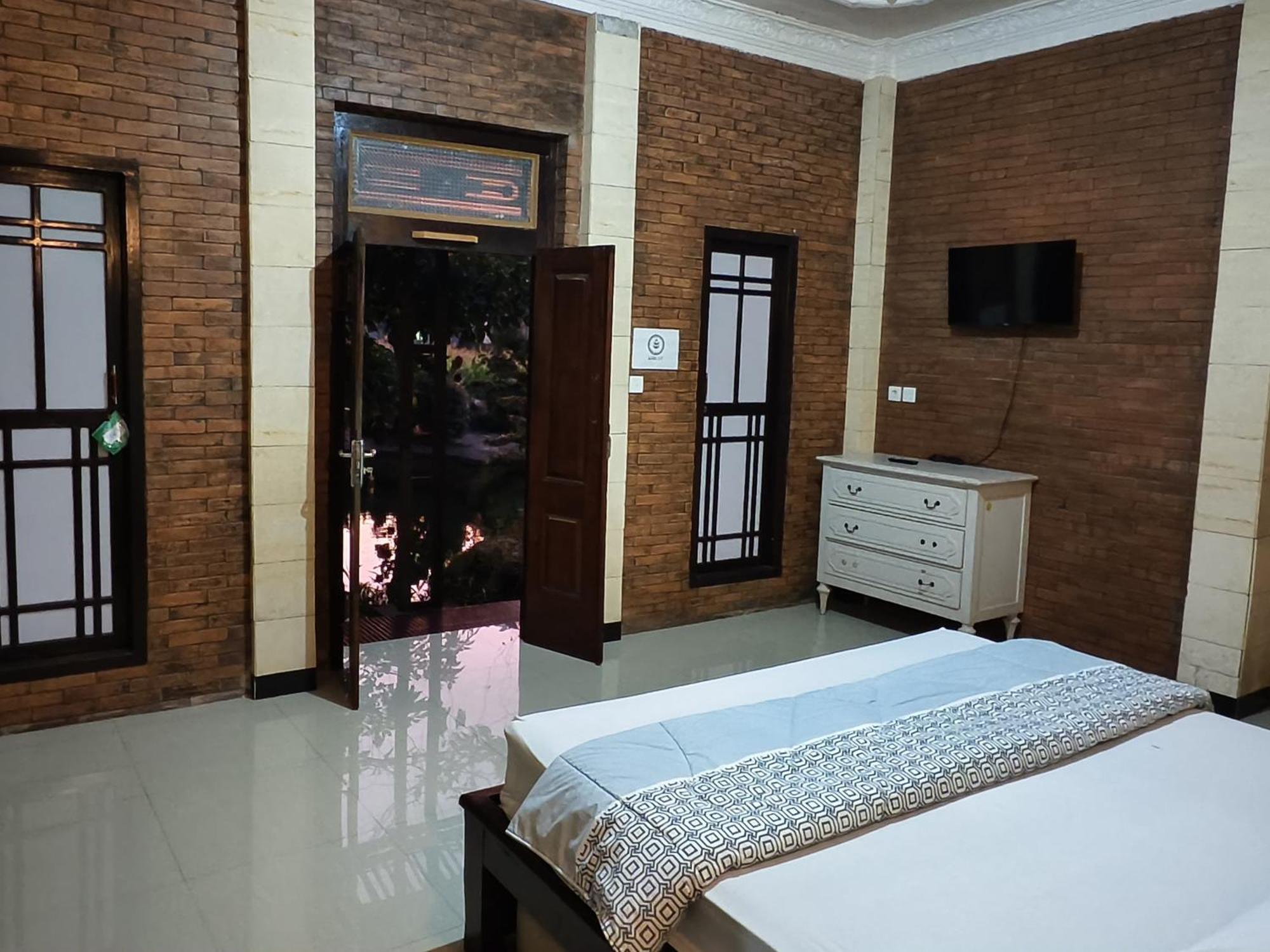 Lotus 2 Guest House Magelang Exterior photo